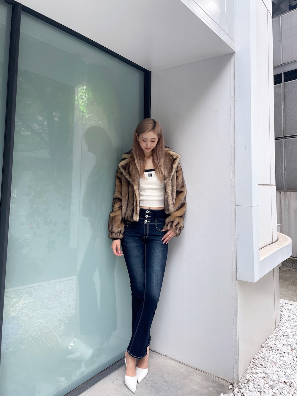 「GYDA、ジェイダ、デニムパンツ、デニムコーデ、ファーコート、高身長、高身長女子、高身長コーデ、高身長女子コーデ」｜「GYDAのGYGYバイカラーニットトップス（ニット/セーター、ホワイト系）」を使った、Juriaさん（レディース・174cm）の夏コーディネートの2枚目の写真