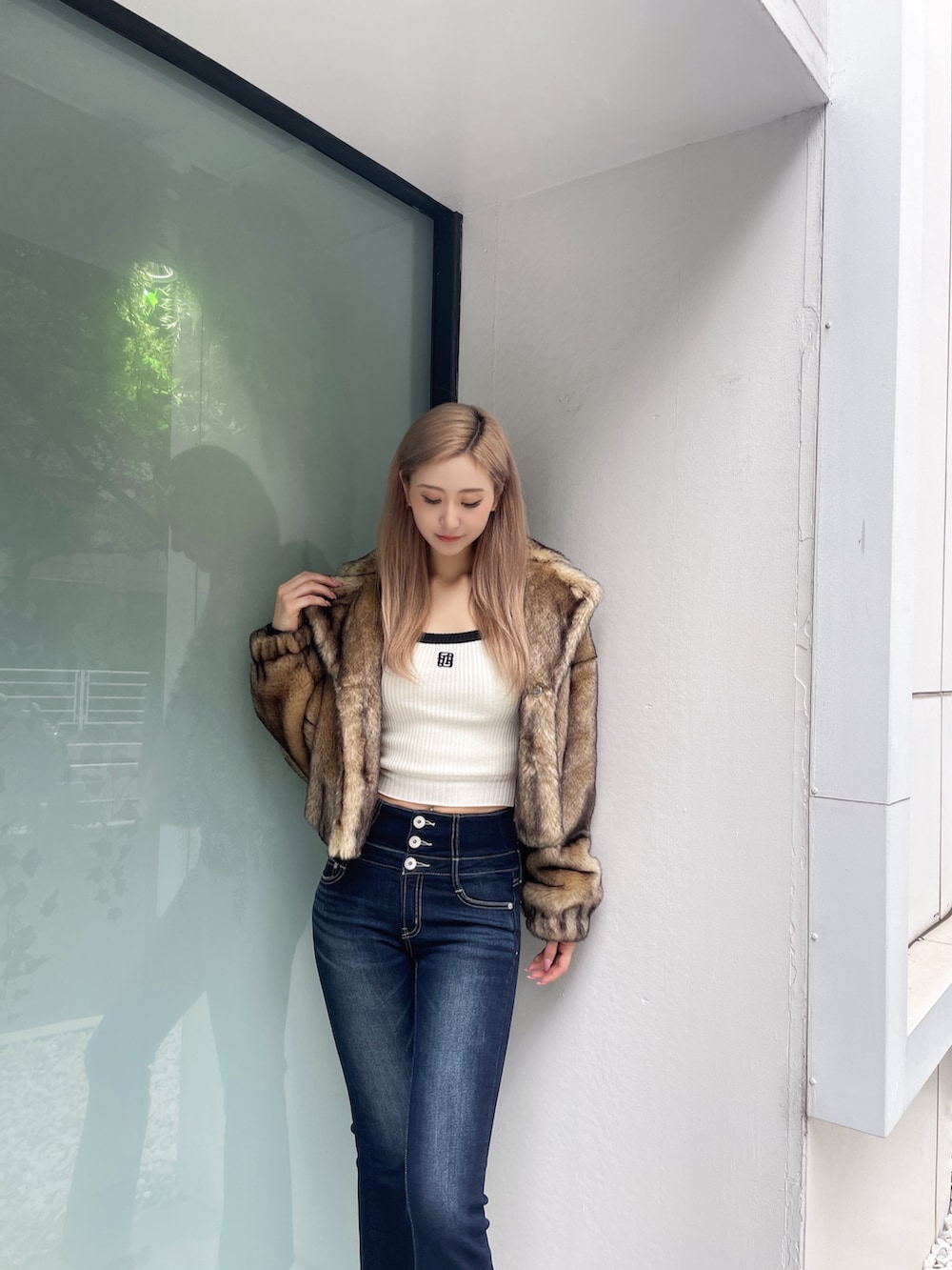 「GYDA、ジェイダ、デニムパンツ、デニムコーデ、ファーコート、高身長、高身長女子、高身長コーデ、高身長女子コーデ」｜「GYDAのGYGYバイカラーニットトップス（ニット/セーター、ホワイト系）」を使った、Juriaさん（レディース・174cm）の夏コーディネートの6枚目の写真