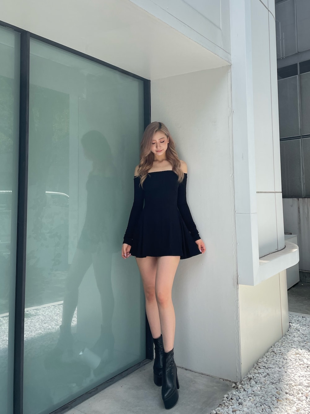 ブラック系のワンピース、ブラック系のブーツを着用したレディースの夏コーディネートの3枚目の写真