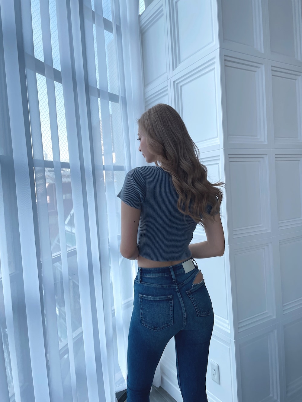 「GYDA、ジェイダ、デニムパンツ、デニムコーデ、スキニーデニム、スキニーパンツ、スキニージーンズ、高身長女子、高身長コーデ、高身長女子コーデ」｜「GYDAのハーフスリーブブリーチ Wファスナーリブニットトップス（Tシャツ/カットソー、ブルー系）」を使った、Juriaさん（レディース・174cm）の冬コーディネートの5枚目の写真