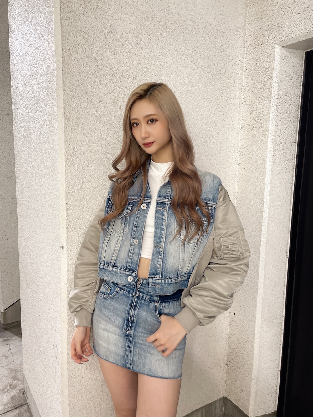 ブルー系のスカート、ブルー系のデニムジャケット、ホワイト系のTシャツ/カットソーを着用したレディースの秋コーディネートの4枚目の写真