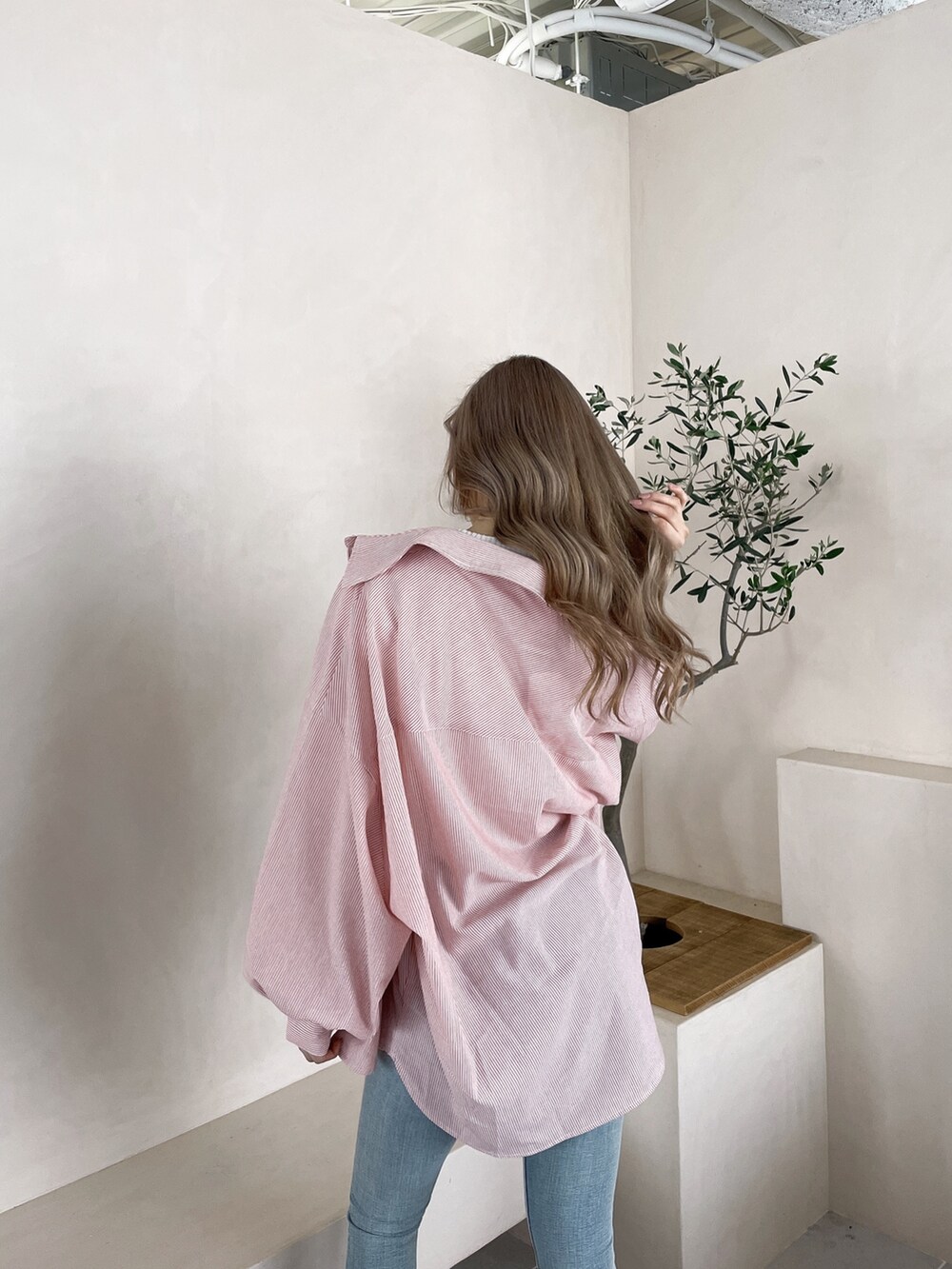 「GYDA、ジェイダ、デニムパンツ、デニムコーデ、スキニーデニム、スキニーパンツ、スキニージーンズ、シャツ、ストライプシャツ、高身長女子、高身長女子コーデ、高身長コーデ」｜「GYDAのハイウエストウエストクロススキニーデニムパンツ（デニムパンツ、ブルー系）」を使った、Juriaさん（レディース・174cm）の春コーディネートの4枚目の写真