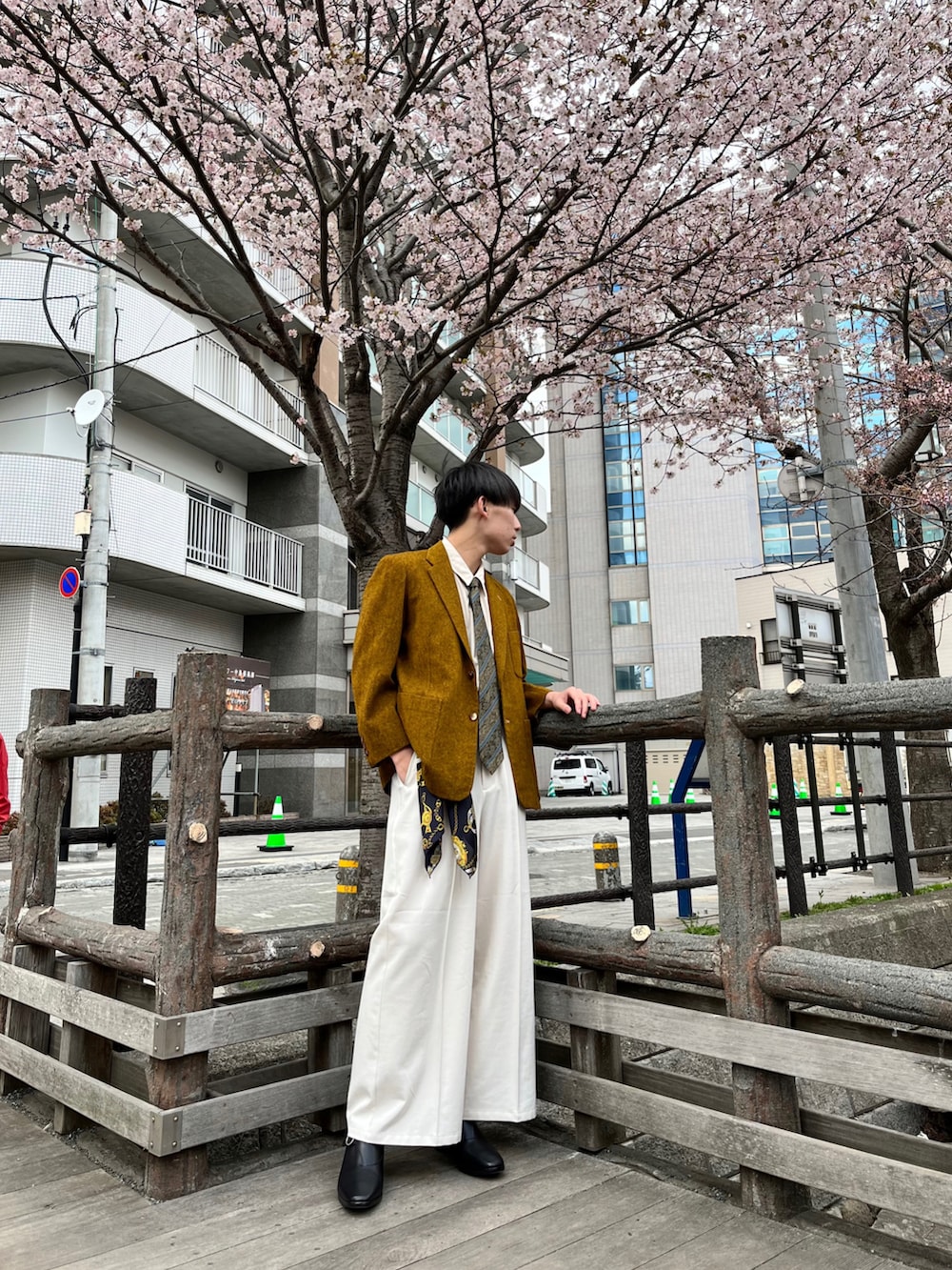 「春夏コーデ、きれいめカジュアル、春服みてみて、ジャケット、ネクタイ、スカーフ、古着MIX、休日コーデ、おしゃれさんと繋がりたい」｜「CASPER JOHNのImitation wool buggy slacks/イミテーションウールバギースラックス（スラックス、ベージュ系）」を使った、ゆうさん（メンズ・172cm）の春コーディネートの2枚目の写真