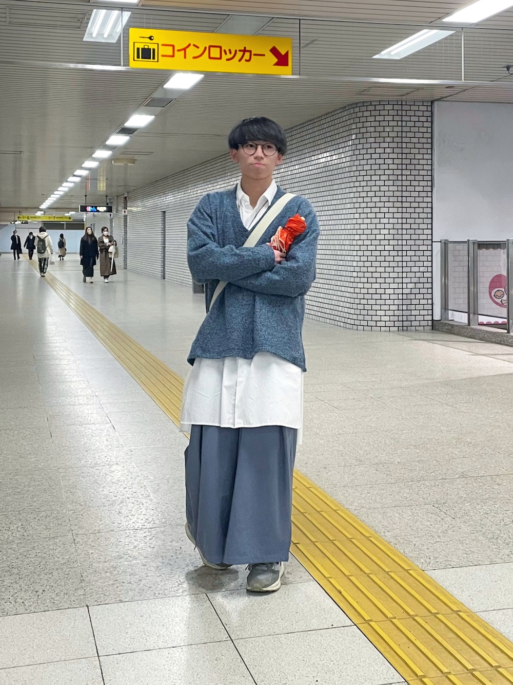 「春服コーデ、休日スタイル、きれいめカジュアル、ニット、ロングシャツ、袴、ブルー、ショルダーバッグ、傘、メンズコーデ」｜「CASPER JOHNのBoucle V-neck sweat/ブークレVネックスウェット（スウェット、ブルー系）」を使った、ゆうさん（メンズ・172cm）の春コーディネートの2枚目の写真