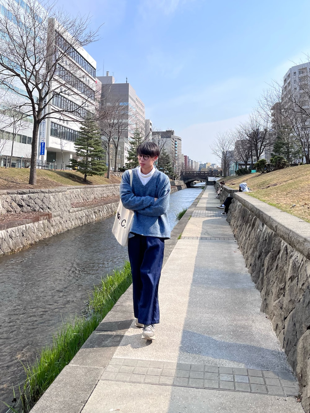 「春コーデ、お洒落さんとつながりたい、今日のコーデ、トートバッグ、ニット、デニム、きれいめカジュアル、ブルー」｜「A.P.C.のTOTE LAURE  BLACK LOGO JPS（トートバッグ、ホワイト系）」を使った、ゆうさん（メンズ・172cm）の春コーディネートの2枚目の写真