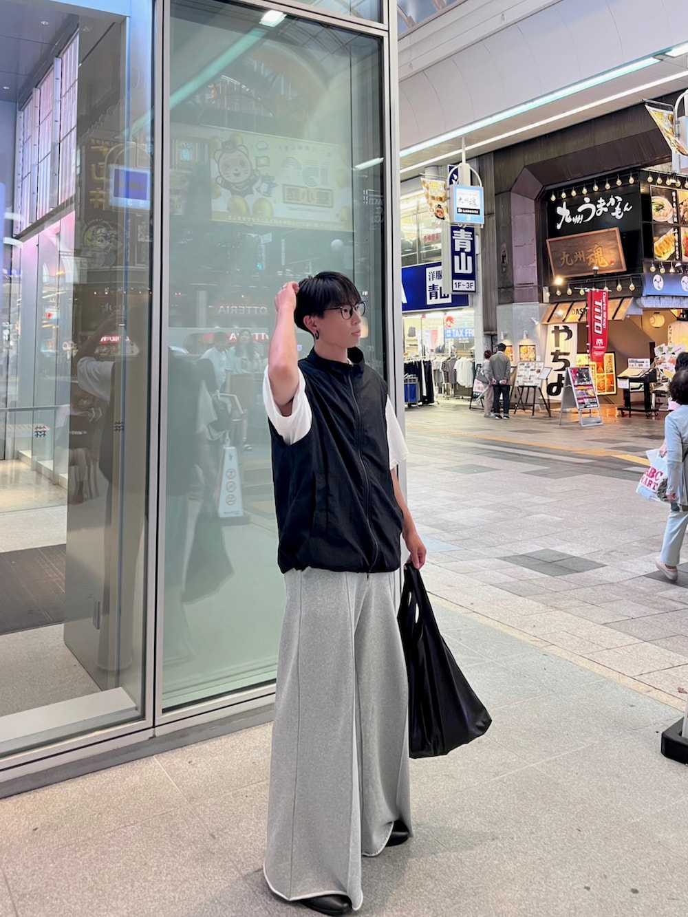 「みんなの白Tフェス、休日スタイル、ベスト、カジュアル、キレイめ、きれいめカジュアル、韓国ファッション、今日のコーデ、夏コーデ、シンプル、低身長コーデ、ヒール」｜「ZARAのアイテム（バッグ、ブラック系）」を使った、ゆうさん（メンズ・172cm）の夏コーディネートの4枚目の写真
