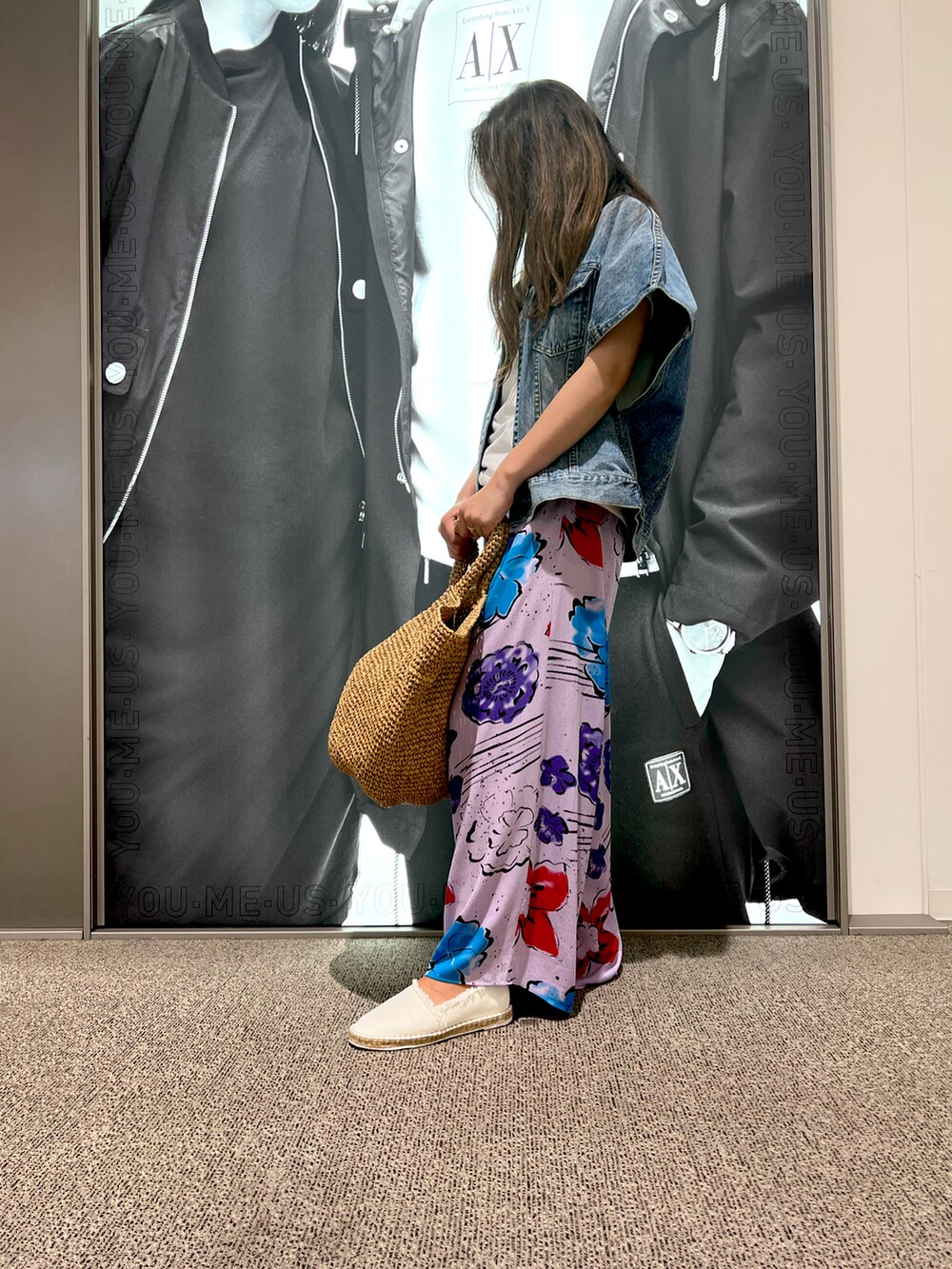 「ARMANIEXCHANGE、AXchanger、アルマーニエクスチェンジ、AXchange、春夏コーデ、パンツスタイル、カラー×コーデ、パープル、カジュアル、低身長コーデ、きれいめカジュアル、オトナカジュアル、リゾートスタイル」｜「ARMANI EXCHANGEの【A|X アルマーニ エクスチェンジ】フローラルプリントストローバッグ（トートバッグ、ベージュ系）」を使った、mikaさん（レディース・151cm）の春コーディネートの2枚目の写真