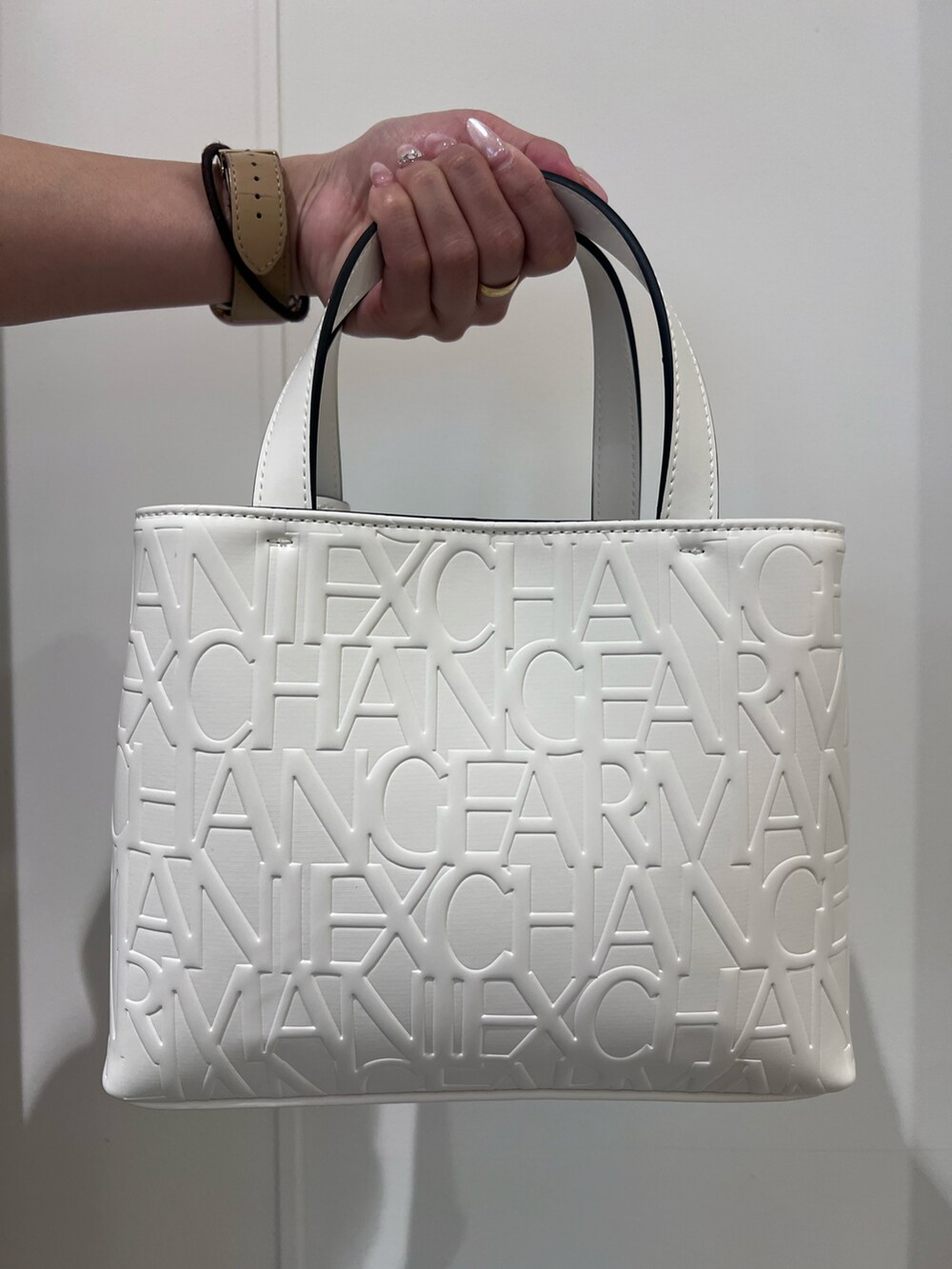 「AXchanger、AXchange、armaniexchange、ARMANIEXCHANGE、アルマーニエクスチェンジ、春、春服、春コーデ、カジュアル、カジュアルコーデ、カジュアルスタイル、低身長コーデ、ラクチンコーデ、いいね、save、フォローお願いします🤑、おしゃれさんと繋がりたい」｜「ARMANI EXCHANGEの【A|X アルマーニ エクスチェンジ】レースアップスニーカー（スニーカー、ホワイト系）」を使った、mikaさん（レディース・151cm）の春コーディネートの2枚目の写真