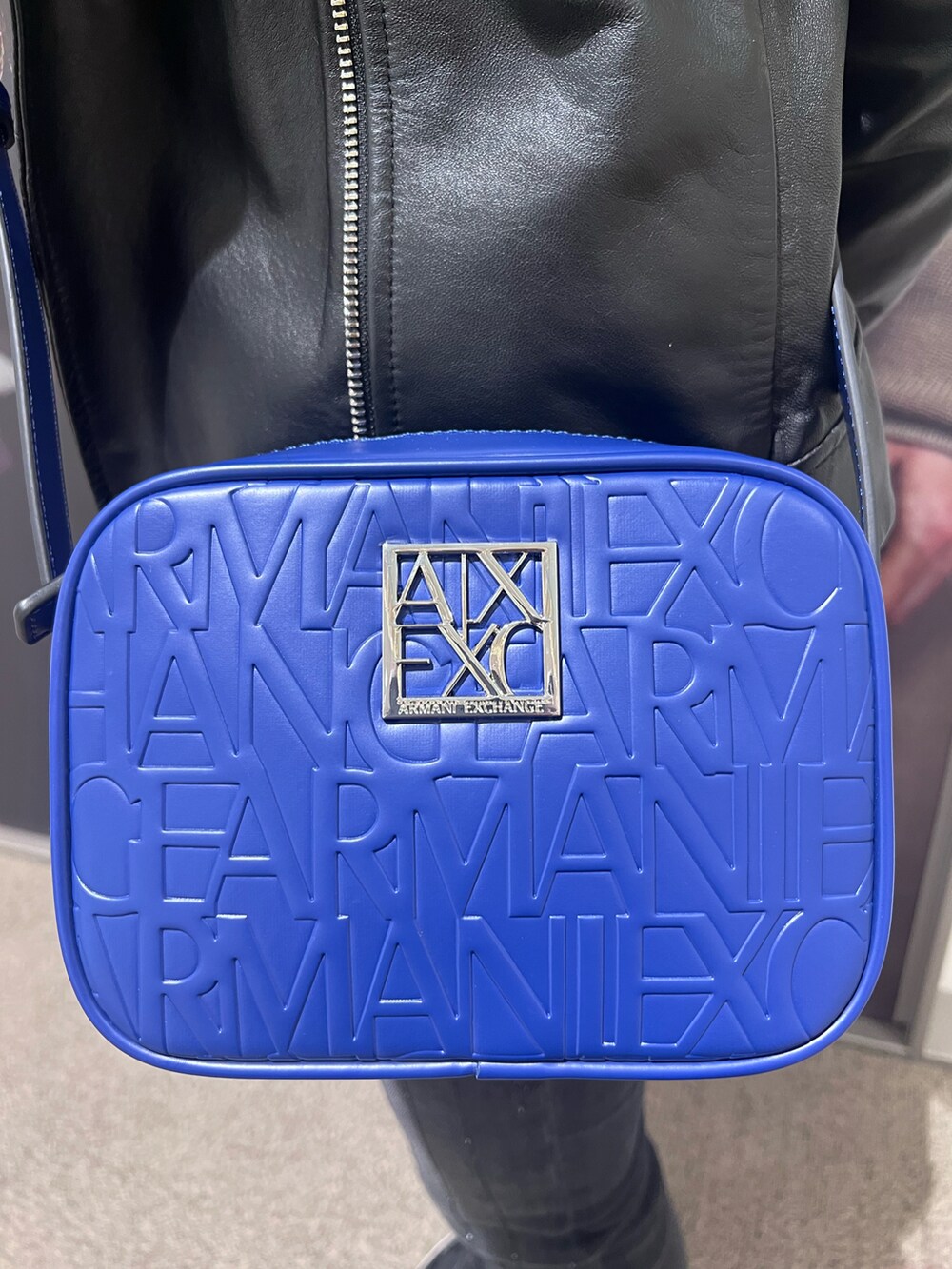 「AXchanger、AXchange、armaniexchange、アルマーニエクスチェンジ、秋コーデ、秋のコーデ、秋先取りコーデ、カジュアル、カジュアルコーデ、オトナカジュアル、ライダース、スニーカー、スニーカーコーデ、おしゃれさんと繋がりたい、いいね、save、フォローお願いします🤑」｜「ARMANI EXCHANGEの【A|X アルマーニ エクスチェンジ】ボリュームソール　レースアップスニーカー（スニーカー、ブラック系）」を使った、mikaさん（レディース・151cm）の秋コーディネートの2枚目の写真