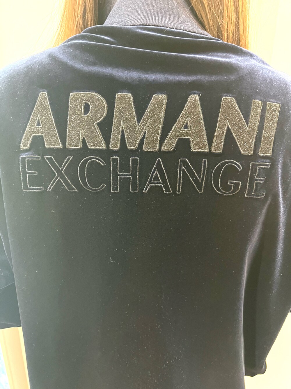 「シンプル、ジーンズ、秋のコーデ、ベルベット、カジュアルコーデ、armaniexchange、オトナカジュアル、アルマーニエクスチェンジ、axchange、AXchanger」｜「ARMANI EXCHANGEの【A|X アルマーニ エクスチェンジ】チェーンアンクル　トライアングルヒール　パンプス（パンプス、ブラック系）」を使った、mikaさん（レディース・151cm）の冬コーディネートの2枚目の写真