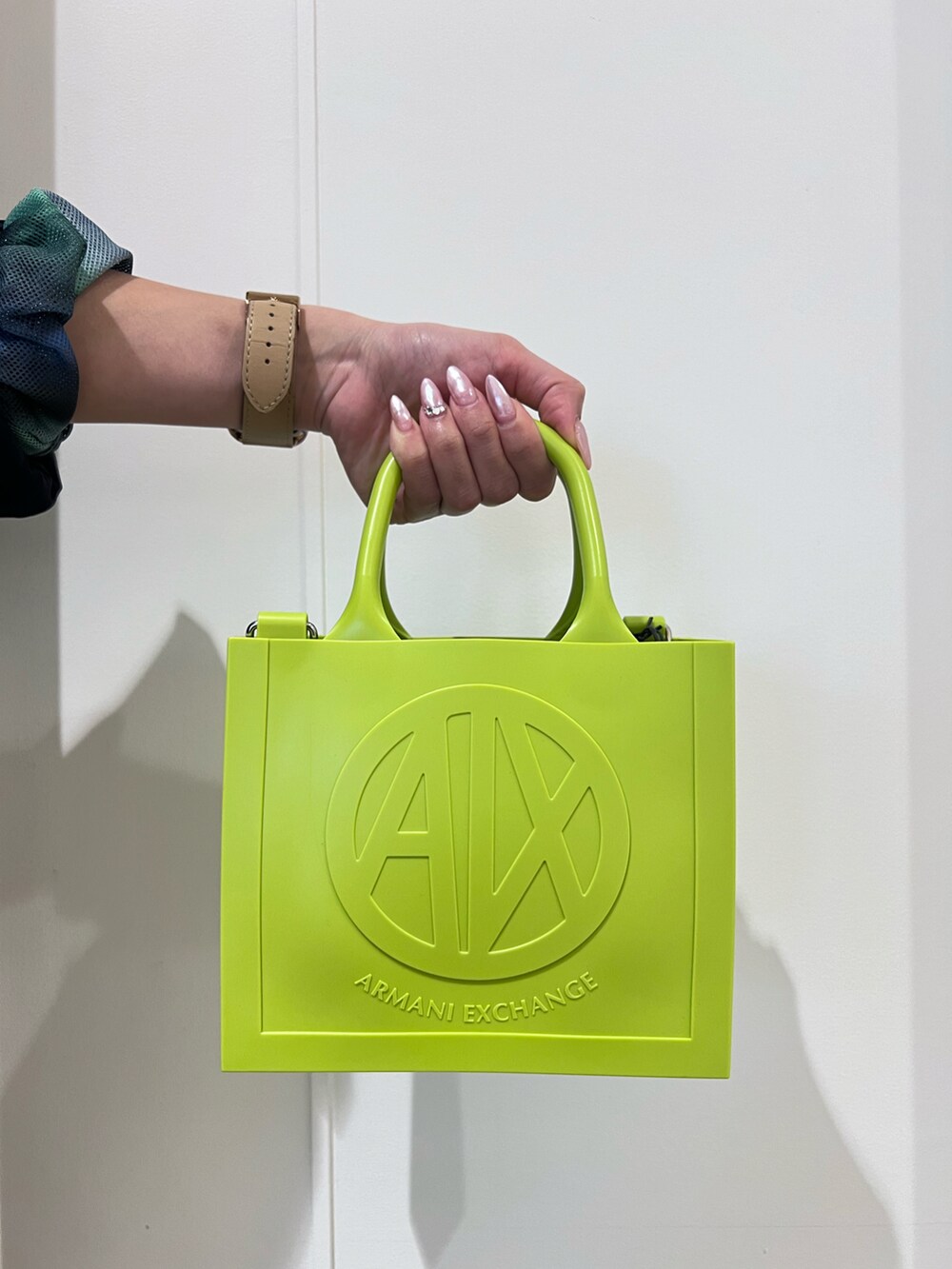「AXchanger、AXchange、armaniexchange、アルマーニエクスチェンジ、春、春コーデ、カジュアル、カジュアルコーデ、オトナカジュアル、大人カジュアル、きれいめカジュアル、ワンピース、ワンピーススタイル、いいね、save、フォローお願いします🤑、おしゃれさんと繋がりたい」｜「ARMANI EXCHANGEの【A|X アルマーニ エクスチェンジ】AXロゴ　ミニハンドバッグ（ハンドバッグ、グリーン系）」を使った、mikaさん（レディース・151cm）の春コーディネートの2枚目の写真