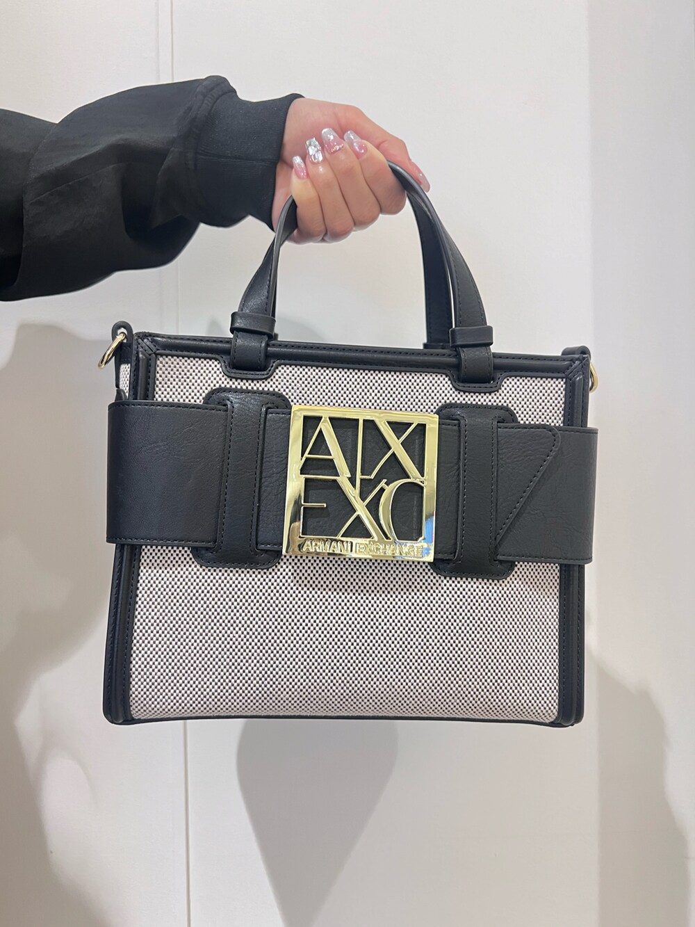 「AXchanger、AXchange、armaniexchange、ARMANIEXCHANGE、アルマーニエクスチェンジ、夏、夏コーデ、キレイめ、きれいめ、きれいめコーディネート、ワンピース、ワンピーススタイル、低身長コーデ、いいね、save、フォローお願いします🤑、おしゃれさんと繋がりたい」｜「ARMANI EXCHANGEの【A|X アルマーニ エクスチェンジ】BOXロゴバックル　キャンパスミニハンドバッグ（ハンドバッグ、ブラック系）」を使った、mikaさん（レディース・151cm）の夏コーディネートの2枚目の写真