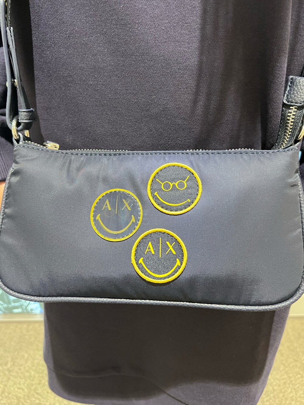 「ワンピース、秋のコーデ、スマイリー、ニコちゃん、スニーカー、スニーカーコーデ、AXchanger、AXchange、armaniexchange、アルマーニエクスチェンジ」｜「ARMANI EXCHANGEの【A|X アルマーニ エクスチェンジ】スマイリーワールド　フード付きスウェットワンピース（ワンピース、ブルー系）」を使った、mikaさん（レディース・151cm）の秋コーディネートの2枚目の写真