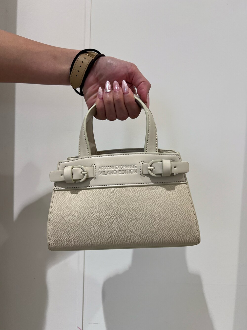 「AXchanger、AXchange、armaniexchange、axchange、アルマーニエクスチェンジ、春、春コーデ、春夏コーデ、ワンピース、スニーカー、ワンピース×スニーカー、きれいめカジュアル、オトナカジュアル、いいね、save、フォローお願いします🤑、おしゃれさんと繋がりたい」｜「ARMANI EXCHANGEの【A|X アルマーニ エクスチェンジ】ミニハンドバッグ（ハンドバッグ、ホワイト系）」を使った、mikaさん（レディース・151cm）の春コーディネートの2枚目の写真