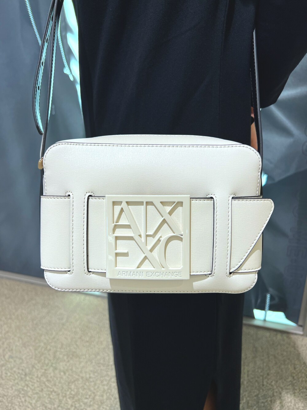 「カジュアルコーデ、ラフ、モノトーンコーデ、長袖ワンピース、AXchanger、AXchange、armaniexchange、スニーカー、ホワイト、低身長」｜「ARMANI EXCHANGEの【A|X アルマーニ エクスチェンジ】ロゴ　パネルキャップ（キャップ、ホワイト系）」を使った、mikaさん（レディース・151cm）の夏コーディネートの2枚目の写真