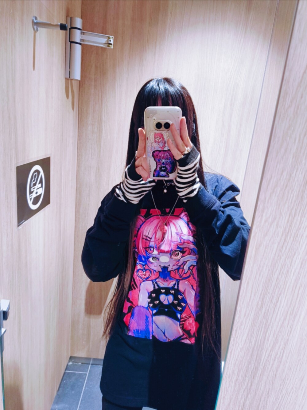 「真冬のあったかスタイル、ボアジャケット、ブラックコーデ、デートコーデ、ロゴT、カラーコーデ、グラフィックＴ、厚底シューズ、モコモコアウター、作家メイド、ロンT、アームウォーマー、ネックレス、ハンドメイド、デニムパンツ」｜「Ank Rougeのスピンドルスキニー（その他パンツ、ブラック系）」を使った、フルオロカーボンさん（レディース・162cm）の冬コーディネートの3枚目の写真