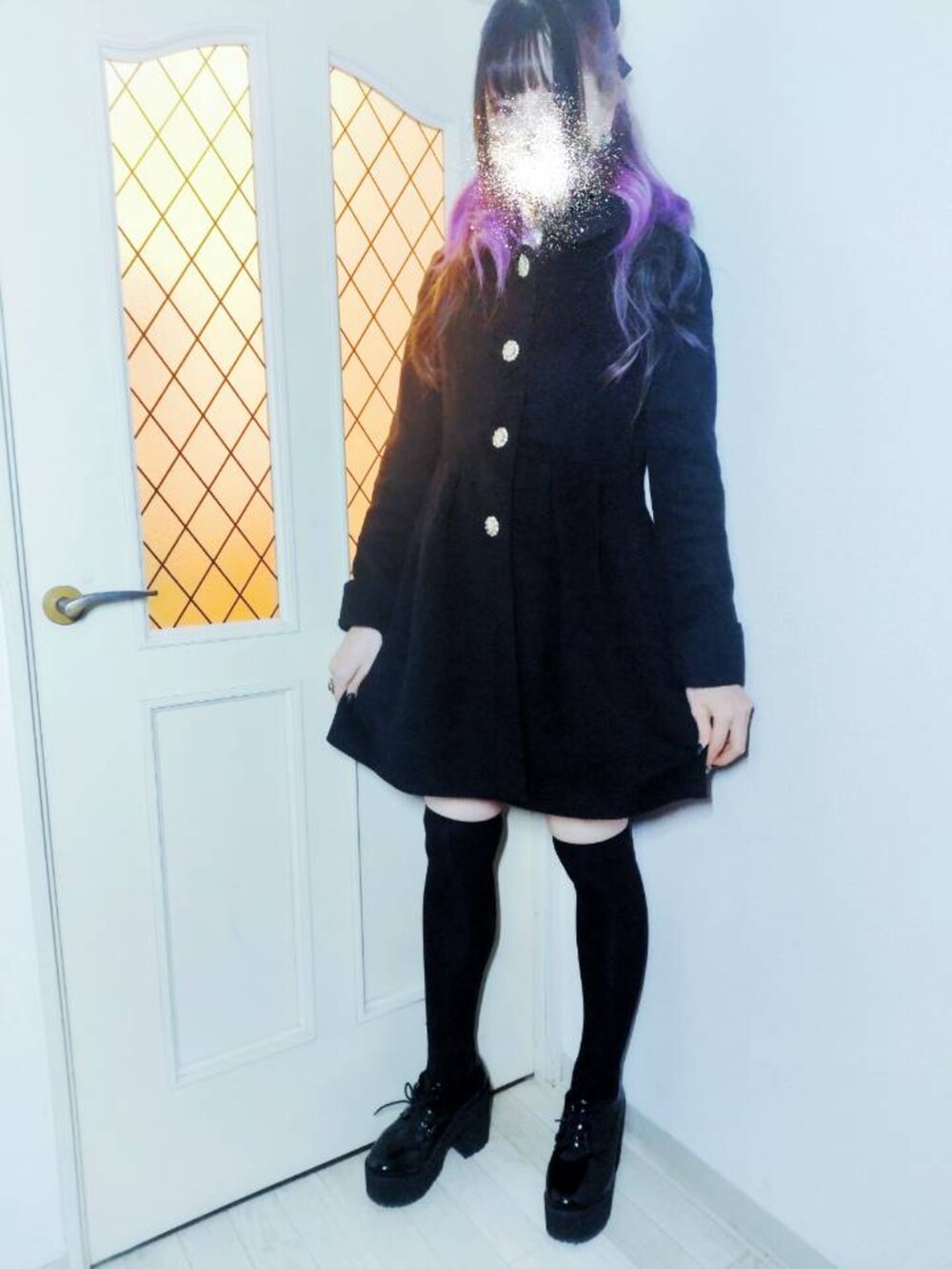 ブラック系のドレスシューズ、ブラック系のスカート、ブラック系のシャツ/ブラウスを着用したレディースの冬コーディネートの2枚目の写真