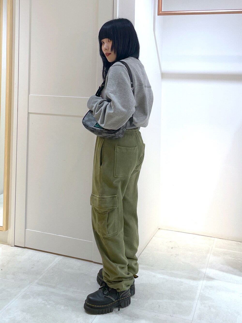 その他のカーゴパンツ、グレー系のスウェットを着用したレディースの春コーディネートの3枚目の写真