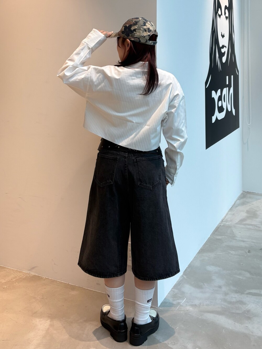 ホワイト系のシャツ/ブラウス、ブラック系のデニムパンツ、レッド系のショルダーバッグを着用したレディースの春コーディネートの3枚目の写真