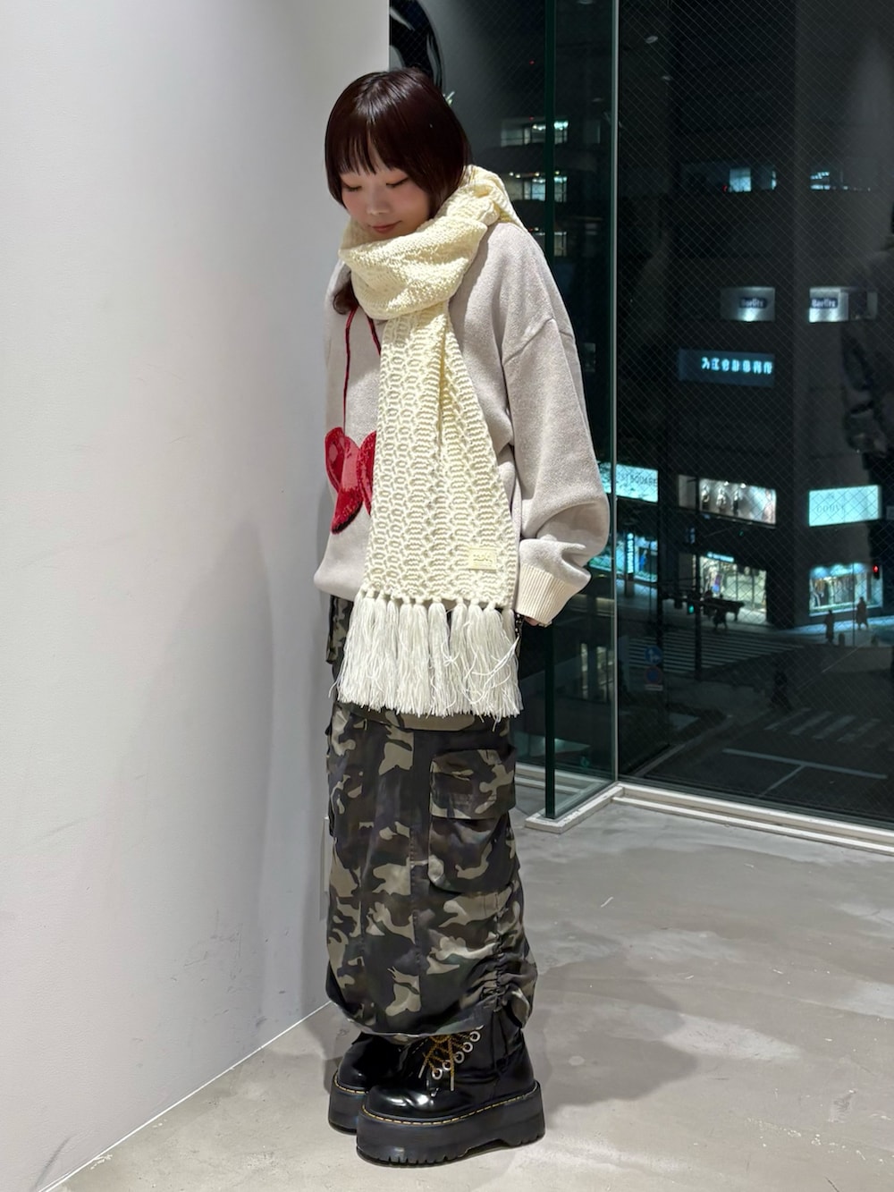 ホワイト系のニット/セーター、その他のスカート、ホワイト系のマフラーを着用したレディースの冬コーディネートの2枚目の写真