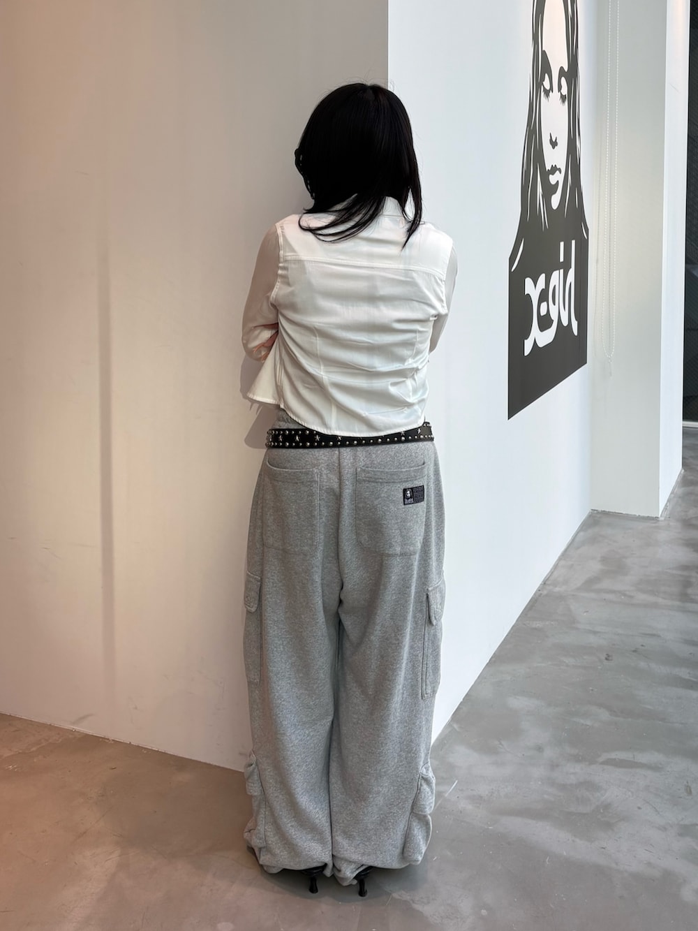 グレー系のスウェットパンツ、ホワイト系のシャツ/ブラウス、ベージュ系のキャミソールを着用したレディースの春コーディネートの2枚目の写真