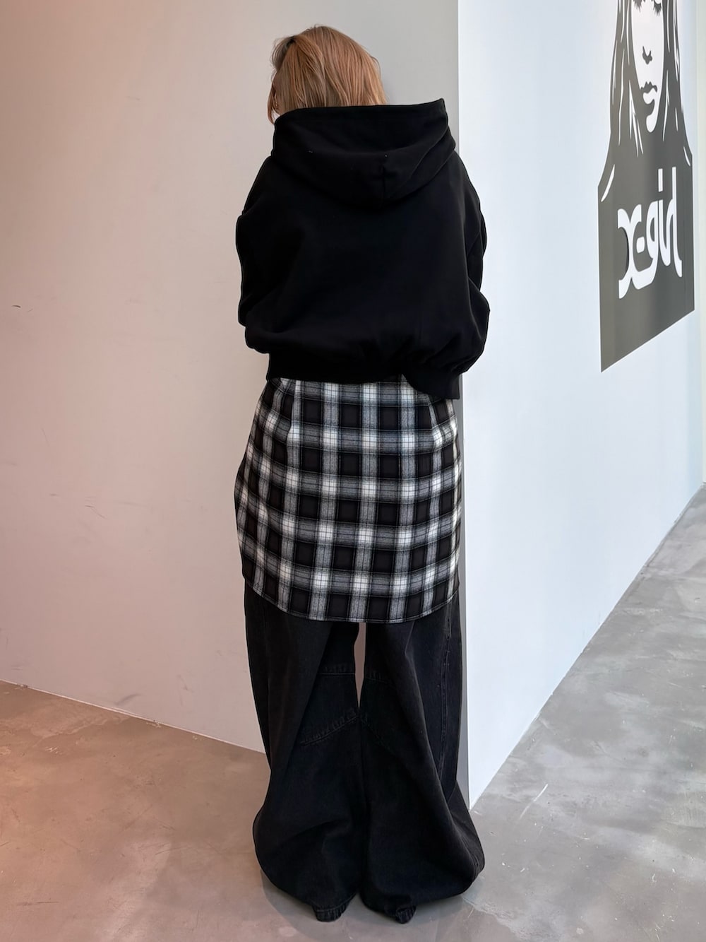 ブラック系のパーカー、ブラック系のデニムパンツを着用したレディースの冬コーディネートの2枚目の写真