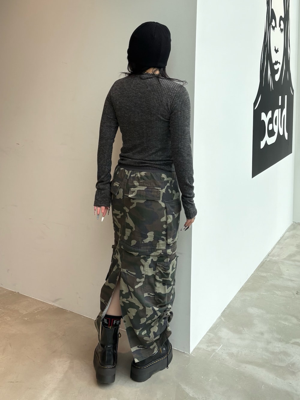 ブラック系のTシャツ/カットソー、その他のスカートを着用したレディースの冬コーディネートの2枚目の写真