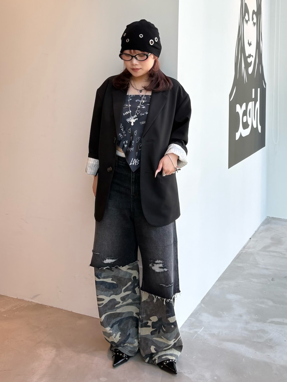 ブラック系のテーラードジャケット、ブラック系のデニムパンツ、ブラック系のバンダナ/スカーフを着用したレディースの春コーディネートの2枚目の写真
