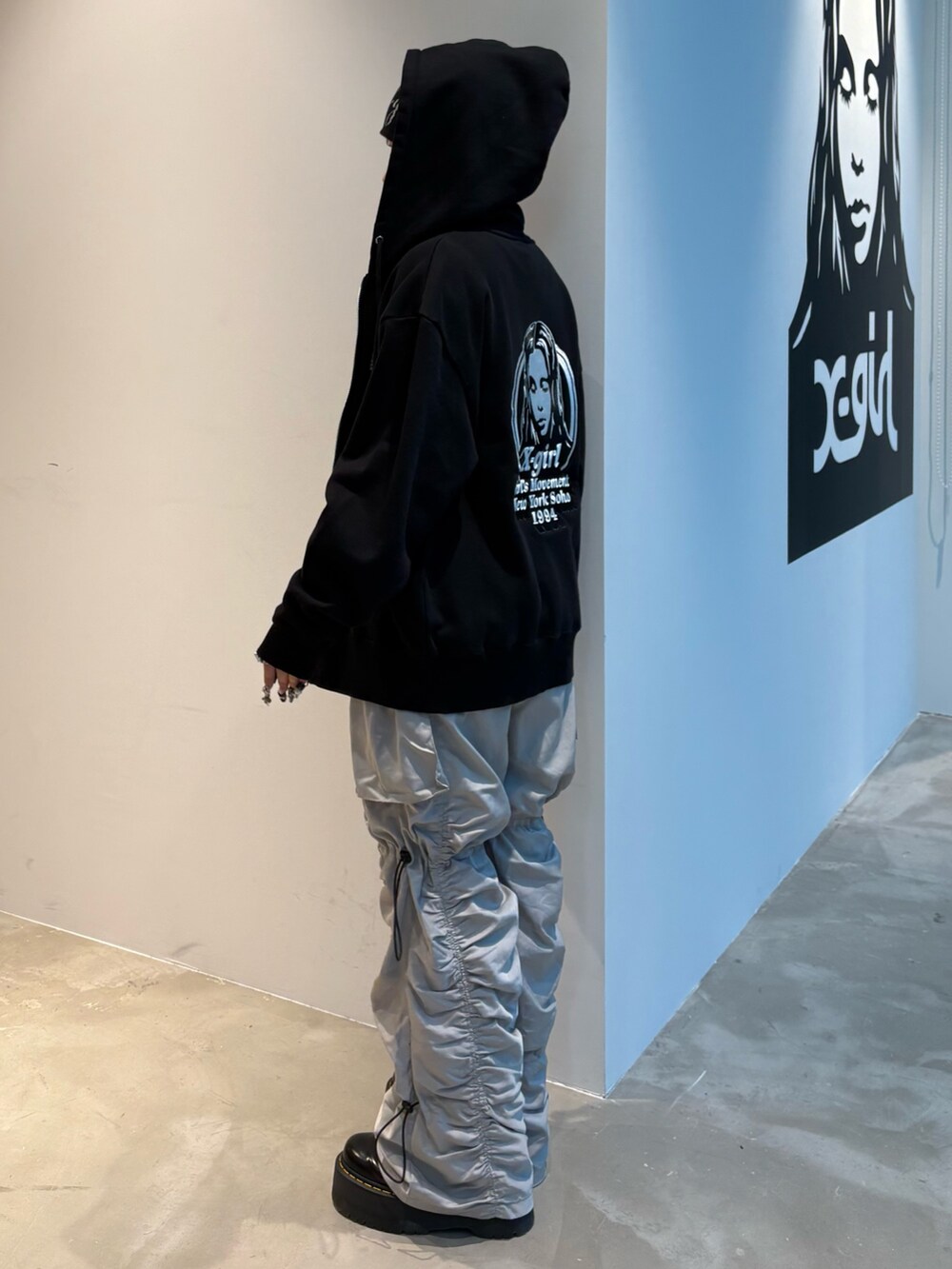 グレー系のその他パンツ、ブラック系のパーカー、グリーン系のTシャツ/カットソーを着用したレディースの秋コーディネートの2枚目の写真