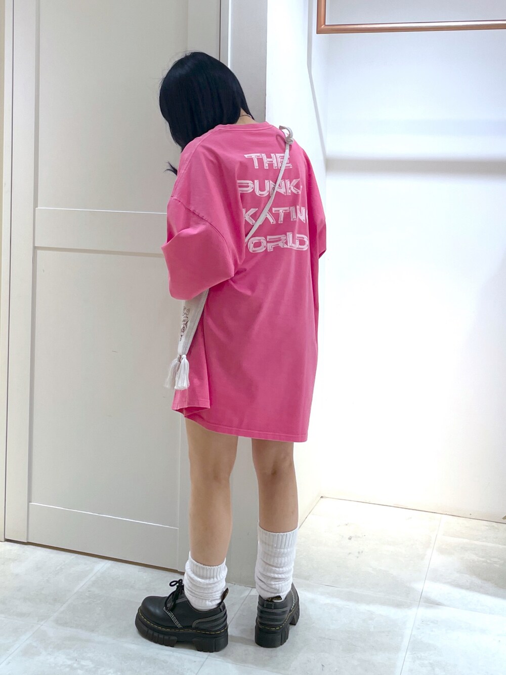 「x-girl、x-girl_ootd、ゆるコーデ」｜「X-girlのTATOO KNIT POCHETTE（ショルダーバッグ、ホワイト系）」を使った、まさこさん（レディース・150cm）の春コーディネートの3枚目の写真