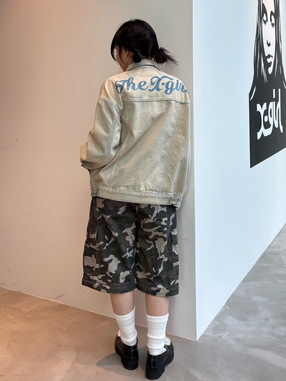 その他のカーゴパンツ、ブルー系のデニムジャケット、グレー系のTシャツ/カットソーを着用したレディースの冬コーディネートの2枚目の写真