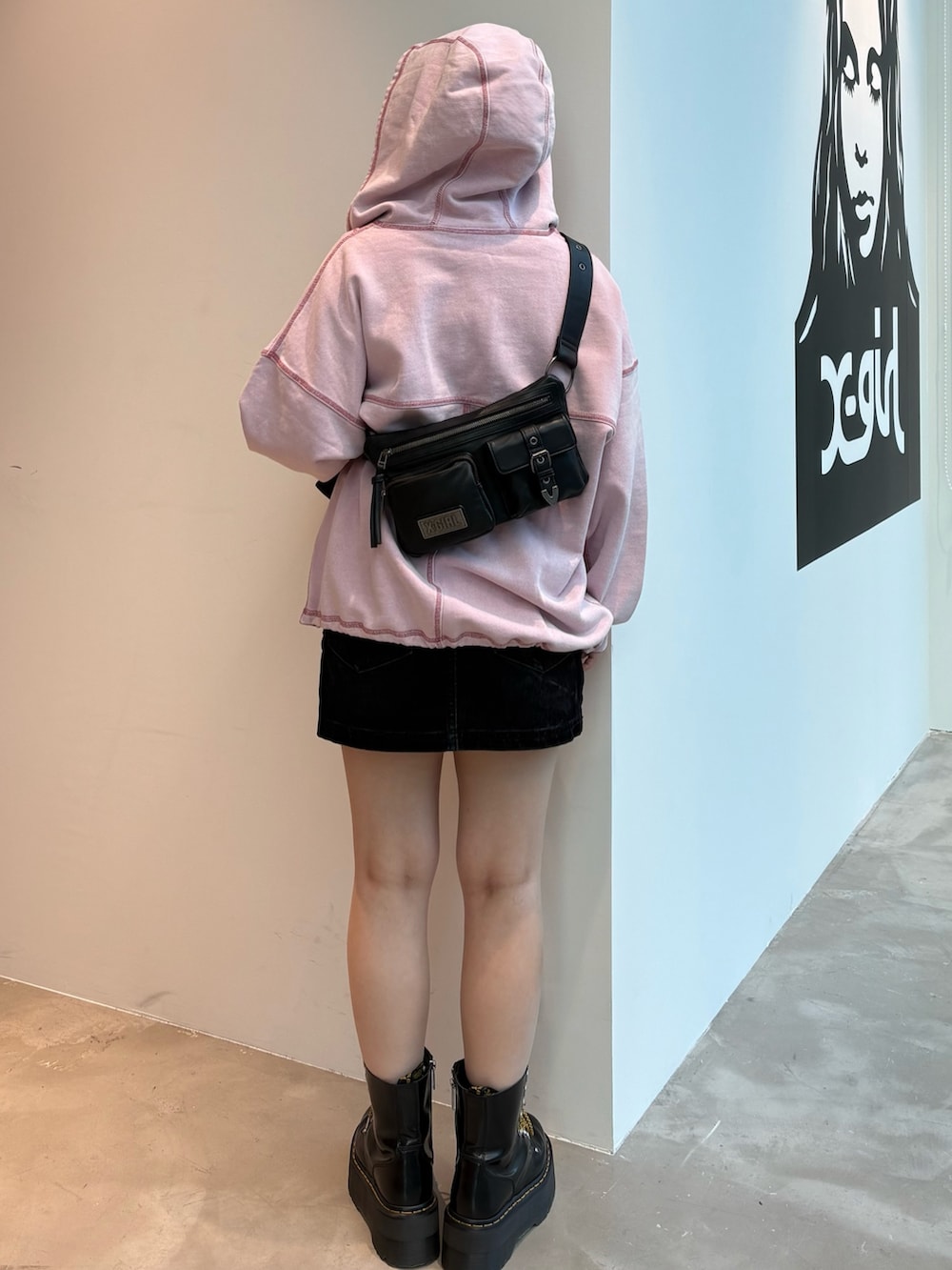 ピンク系のパーカー、ブルー系のデニムスカート、ブラック系のニットキャップ/ビーニーを着用したレディースの秋コーディネートの3枚目の写真