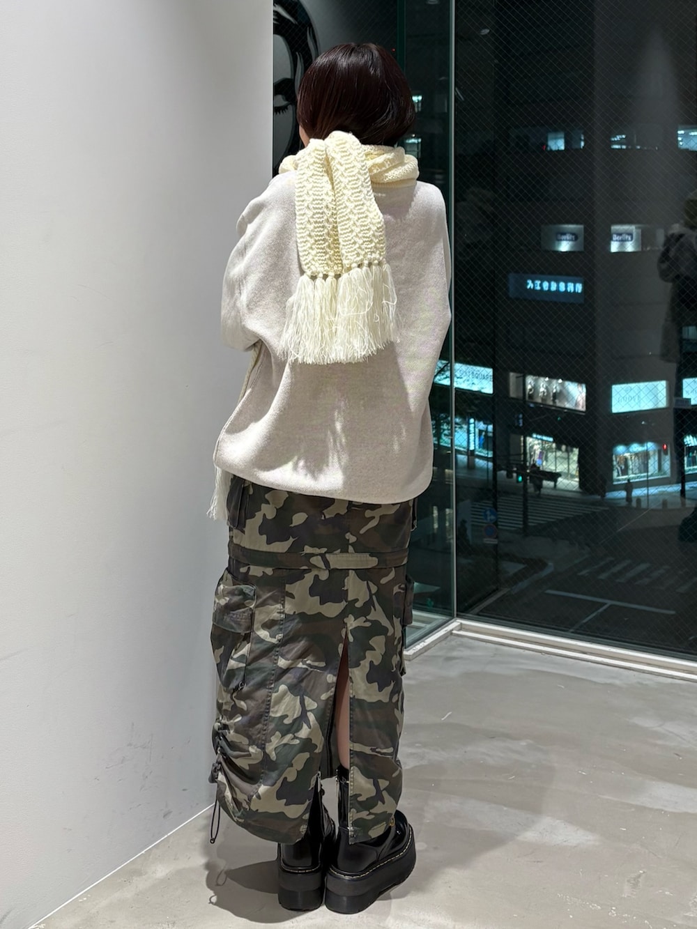 ホワイト系のニット/セーター、その他のスカート、ホワイト系のマフラーを着用したレディースの冬コーディネートの3枚目の写真