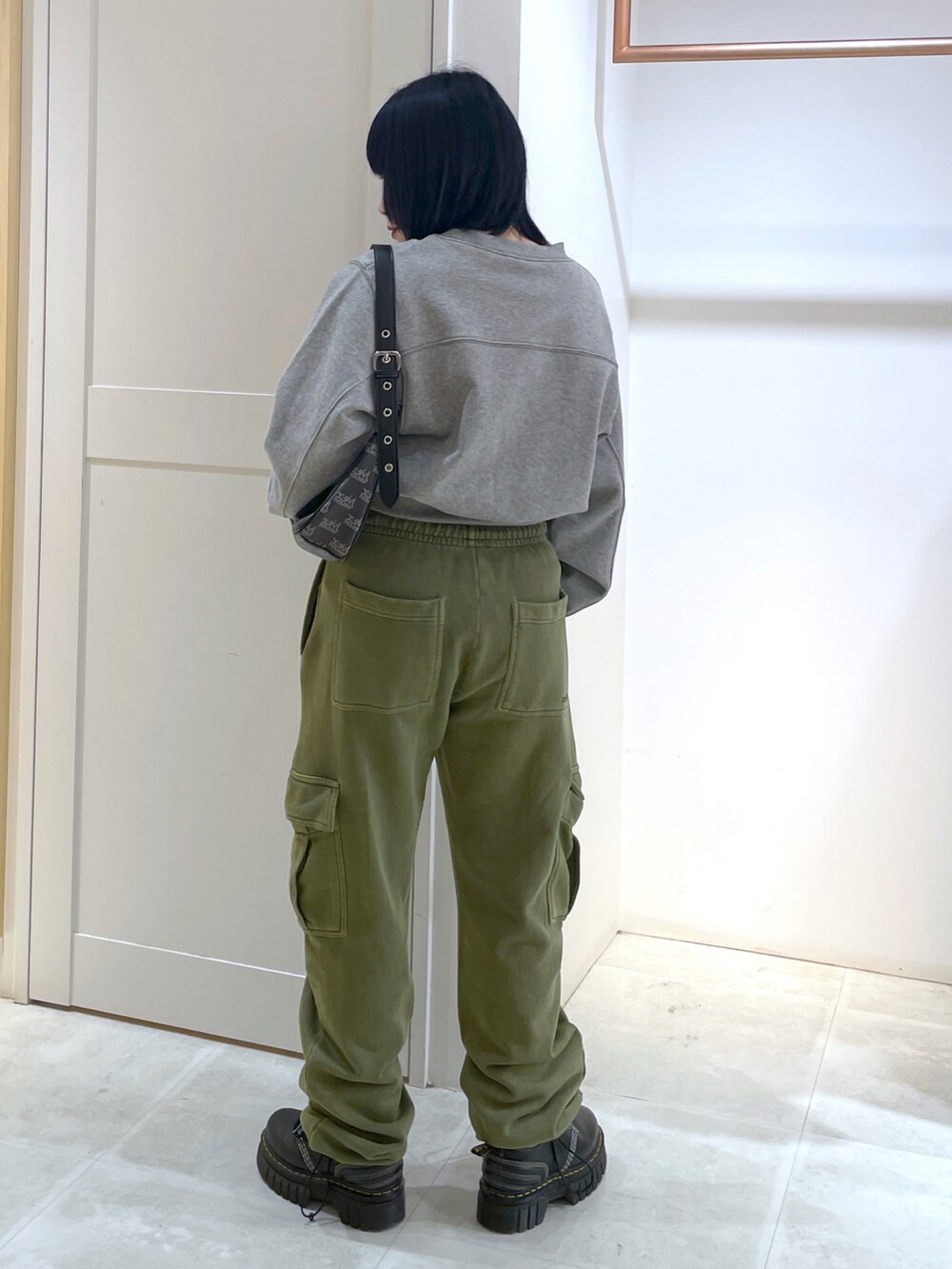 その他のカーゴパンツ、グレー系のスウェットを着用したレディースの春コーディネートの2枚目の写真