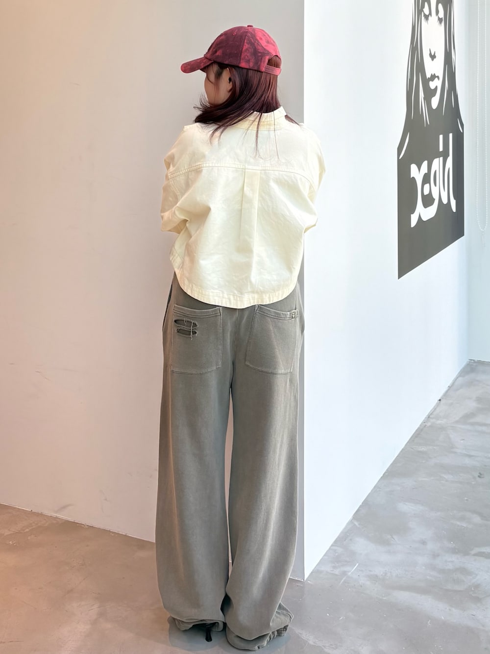 グリーン系のスウェットパンツ、ホワイト系のシャツ/ブラウス、ブラック系のバンダナ/スカーフを着用したレディースの春コーディネートの3枚目の写真