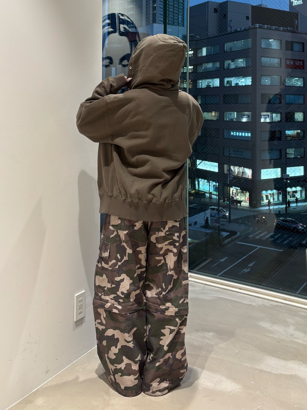 グリーン系のパーカー、その他のカーゴパンツ、グレー系のニットキャップ/ビーニーを着用したレディースの冬コーディネートの2枚目の写真