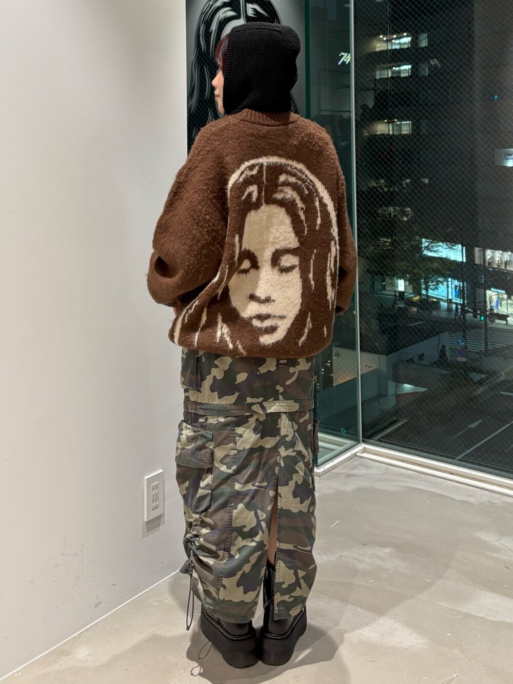 その他のスカート、ブラウン系のカーディガン/ボレロ、ブラック系のニットキャップ/ビーニーを着用したレディースの秋コーディネートの3枚目の写真