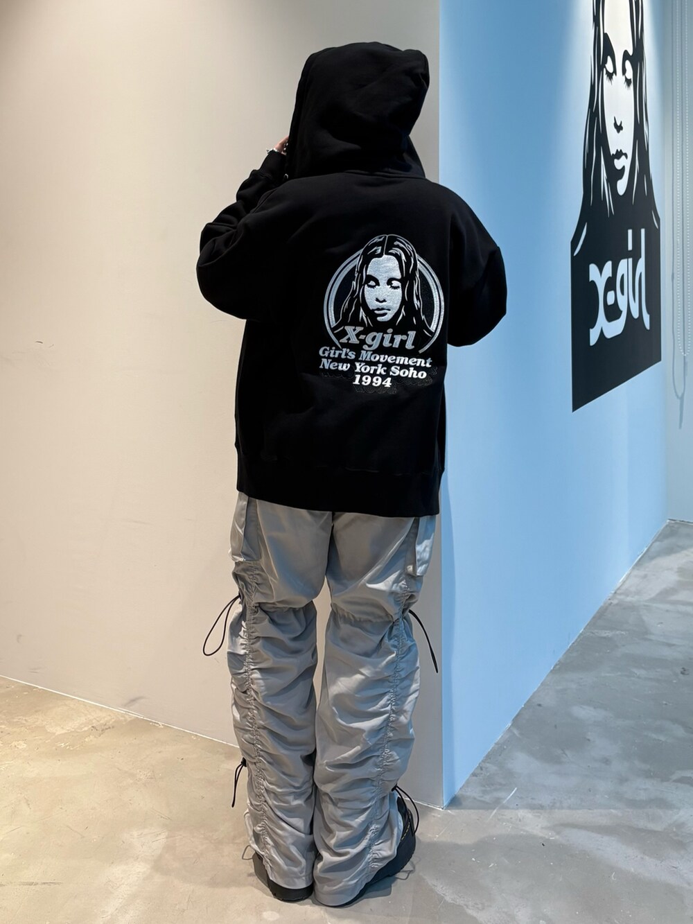 グレー系のその他パンツ、ブラック系のパーカー、グリーン系のTシャツ/カットソーを着用したレディースの秋コーディネートの3枚目の写真