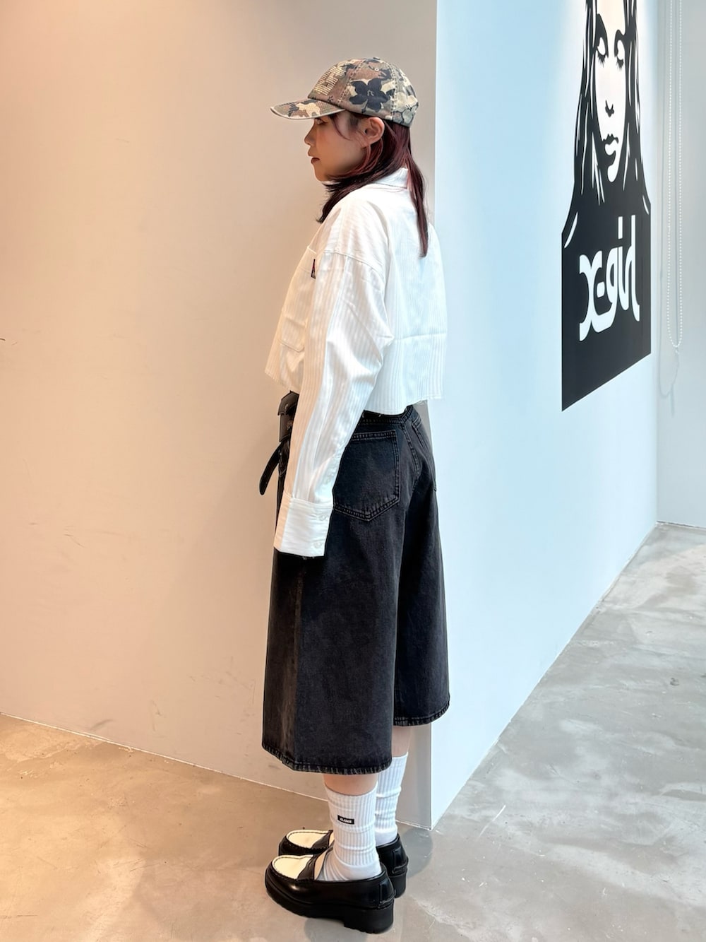 ホワイト系のシャツ/ブラウス、ブラック系のデニムパンツ、レッド系のショルダーバッグを着用したレディースの春コーディネートの2枚目の写真