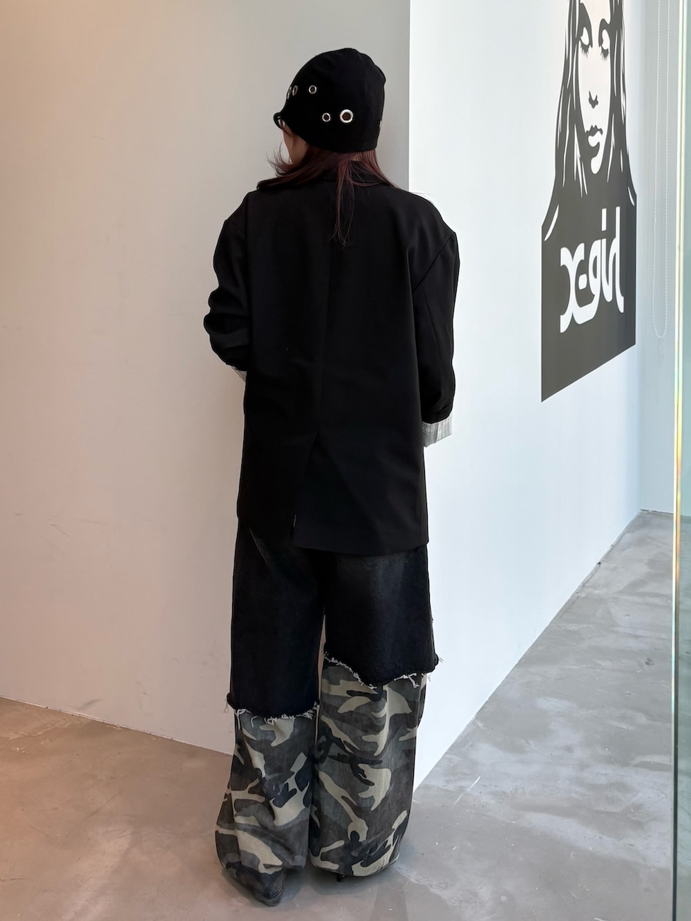 ブラック系のテーラードジャケット、ブラック系のデニムパンツ、ブラック系のバンダナ/スカーフを着用したレディースの春コーディネートの3枚目の写真