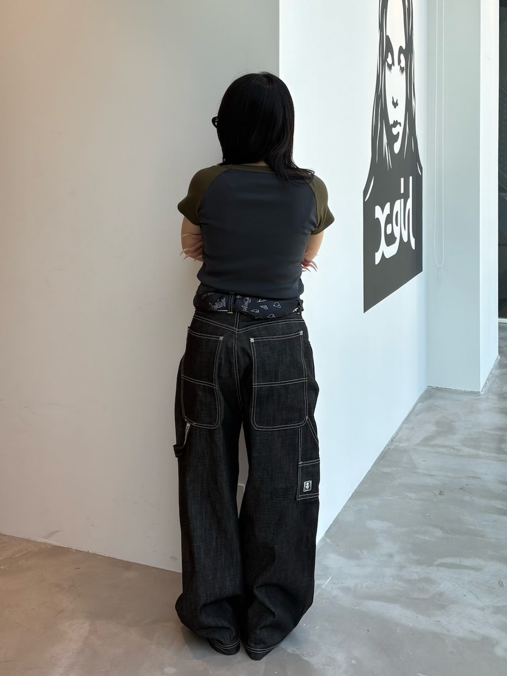 ブラック系のデニムパンツ、グレー系のTシャツ/カットソーを着用したレディースの春コーディネートの2枚目の写真