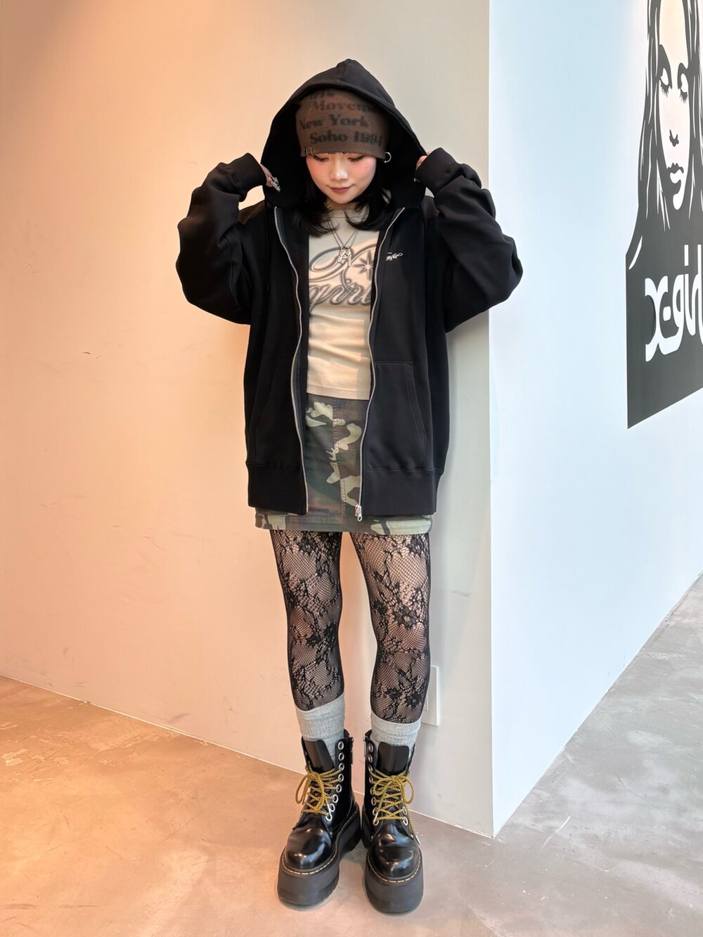 ブラック系のパーカー、その他のスカートを着用したレディースの冬コーディネートの2枚目の写真