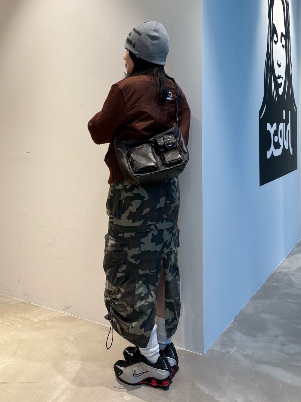 ブラウン系のブルゾン、その他のスカート、グレー系のニットキャップ/ビーニーを着用したレディースの冬コーディネートの2枚目の写真