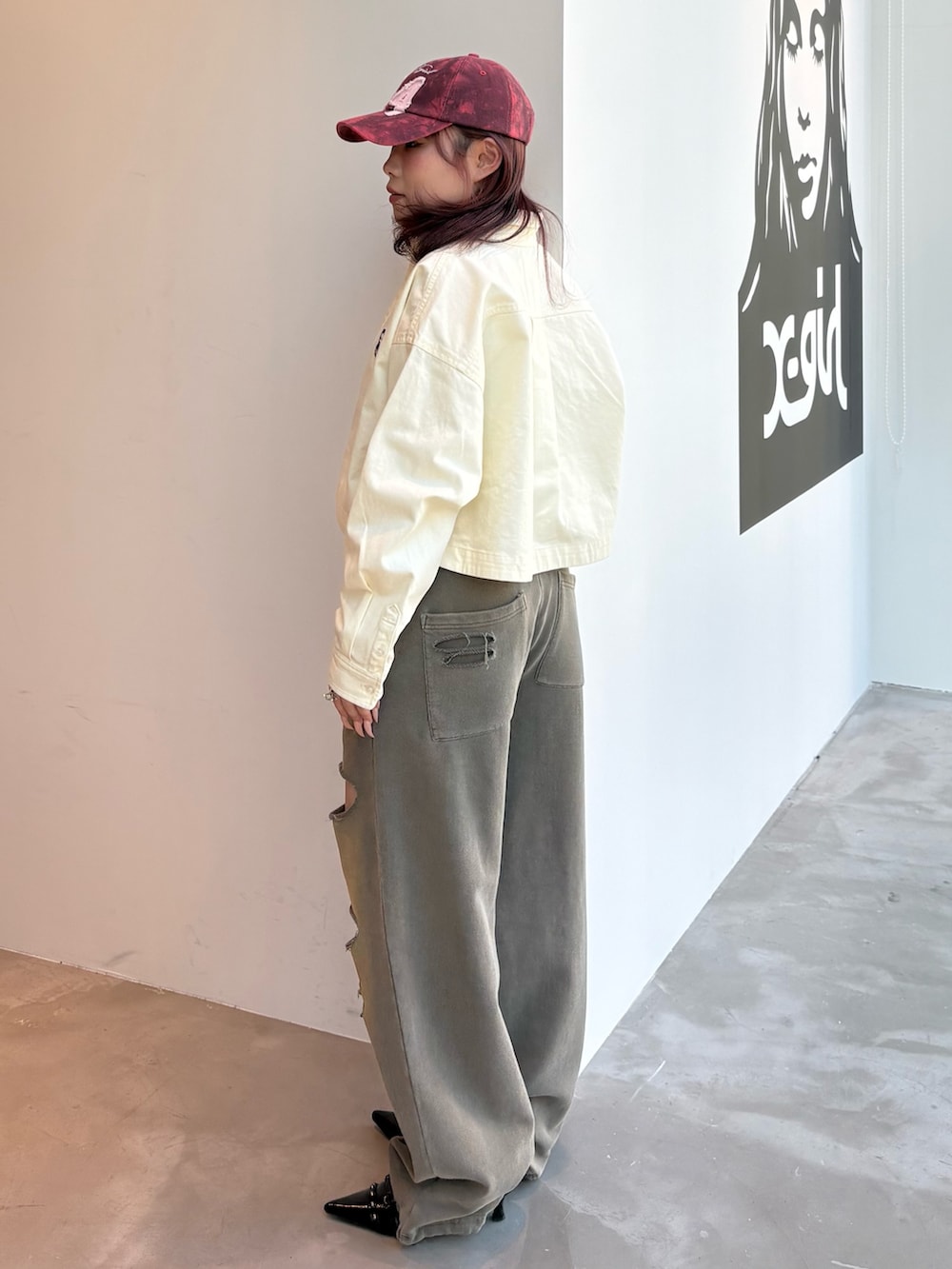 グリーン系のスウェットパンツ、ホワイト系のシャツ/ブラウス、ブラック系のバンダナ/スカーフを着用したレディースの春コーディネートの2枚目の写真