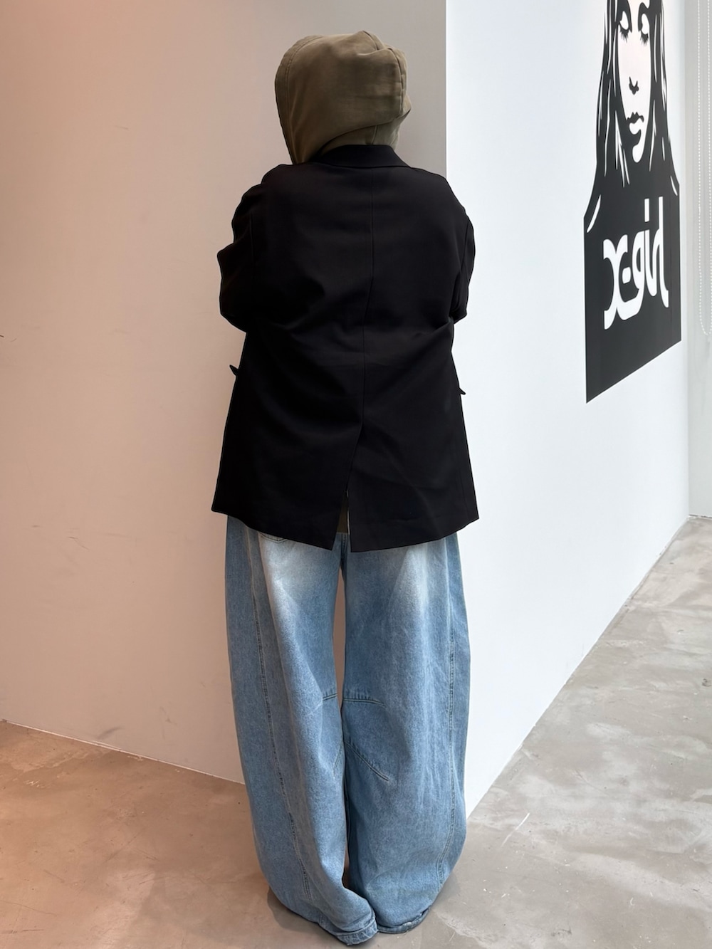 ブラック系のテーラードジャケット、ブルー系のデニムパンツ、ブラック系のTシャツ/カットソーを着用したレディースの春コーディネートの3枚目の写真