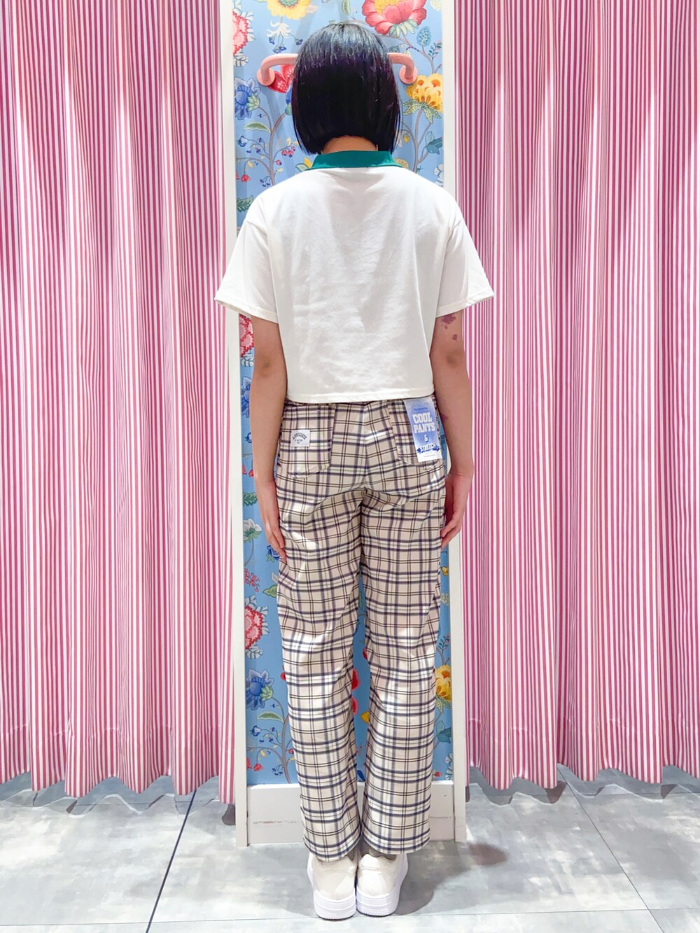 「カジュアル、カジュアルコーデ、接触冷感、スニーカー、y2k、ショート丈トップス、ストレッチパンツ、中学生、ワイドパンツ」|「PINK-latteのリング付きバケハ(ハット、ホワイト系)」を使った、えみりんさん(レディース・162cm)の夏コーディネートの2枚目の写真