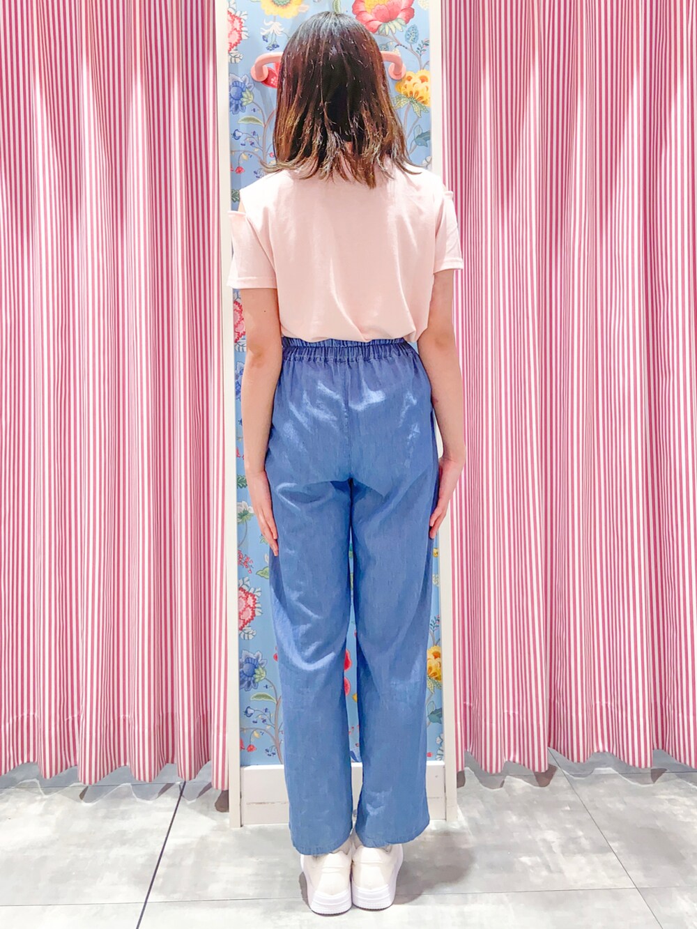 「カジュアルコーデ、カジュアルガーリー、学校、休日コーデ、スニーカーコーデ、ピンクラテ、今日のコーデ」｜「PINK-latteのショルダーカットガーリー刺繍Tシャツ（Tシャツ/カットソー、ピンク系）」を使った、えみりんさん（レディース・162cm）の夏コーディネートの2枚目の写真