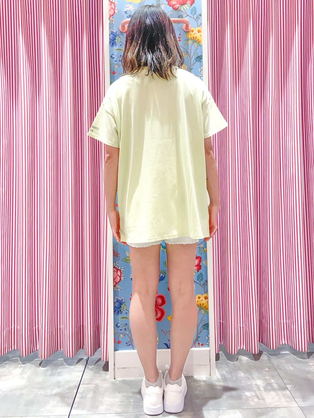 「カジュアルコーデ、学校、スニーカーコーデ、今日のコーデ、Tシャツ、オーバーサイズ、ビッグシルエット、ビッグT」｜「PINK-latteの【コットン100％/毛玉になりにくい】カレッジロゴBIGTシャツワンピース（ワンピース、グリーン系）」を使った、えみりんさん（レディース・162cm）の夏コーディネートの2枚目の写真