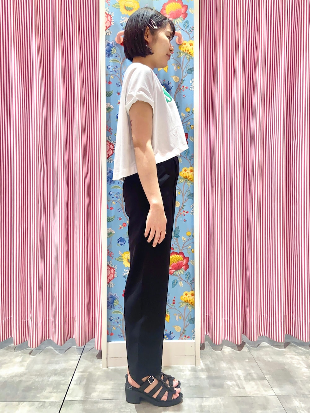 「大人カジュアル、フレアパンツ、ショート丈トップス、カラーパンツ、シンプルコーデ、グリーン、お出かけコーデ、きれいめカジュアル、トレンド、ミニバッグ」｜「PINK-latteのバックスリットショートTシャツ（Tシャツ/カットソー、ホワイト系）」を使った、えみりんさん（レディース・162cm）の夏コーディネートの2枚目の写真