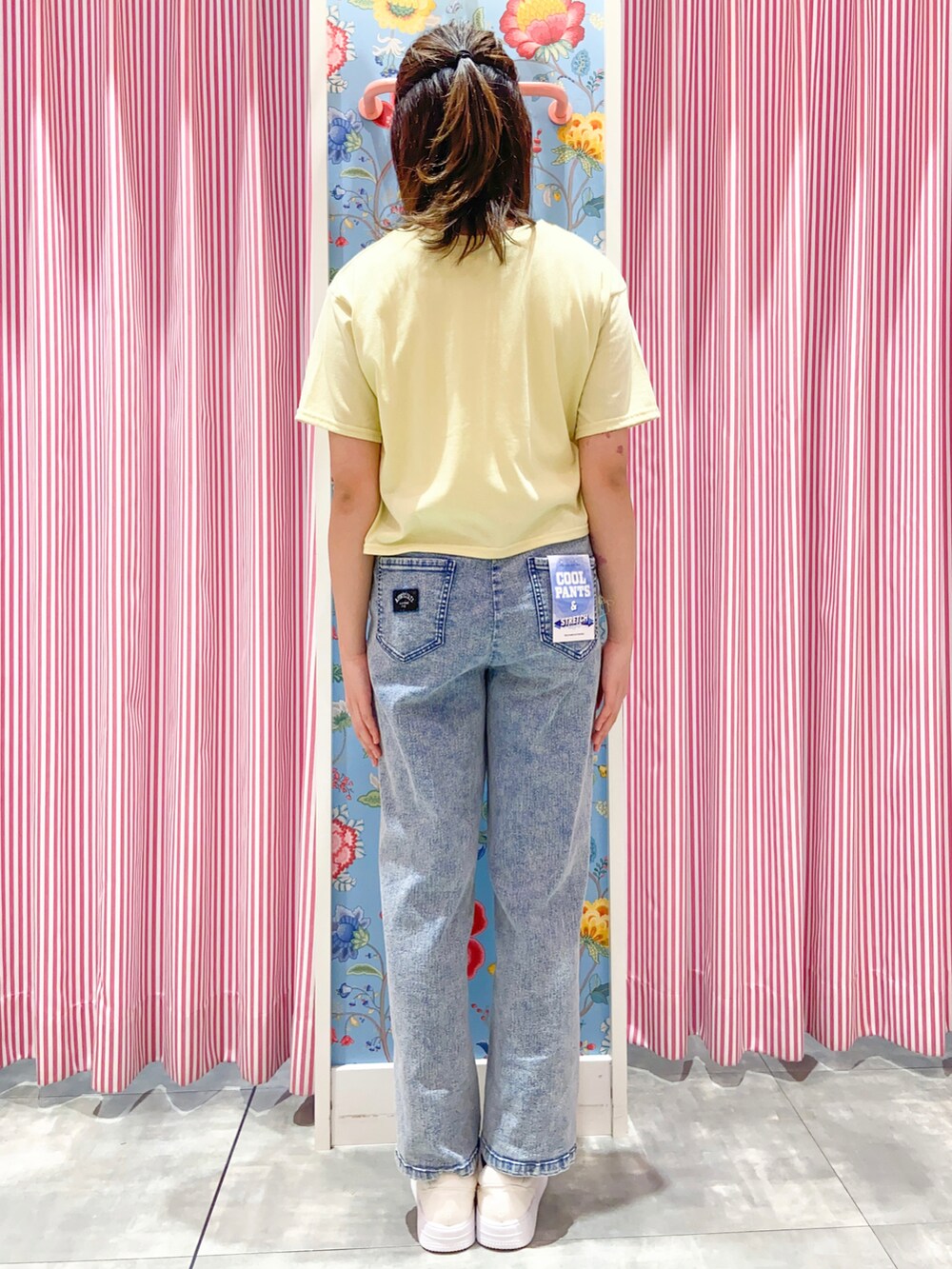 「y2k、デニムコーデ、ストレッチパンツ、接触冷感、スニーカー、スニーカーコーデ、スニーカー女子、こどもコーデ、カジュアルコーデ、ショート丈トップス、ショート丈」｜「PINK-latteの【セットアイテム】ショートロゴTシャツ+リブタンクトップセット（その他トップス、グリーン系）」を使った、えみりんさん（レディース・162cm）の夏コーディネートの2枚目の写真
